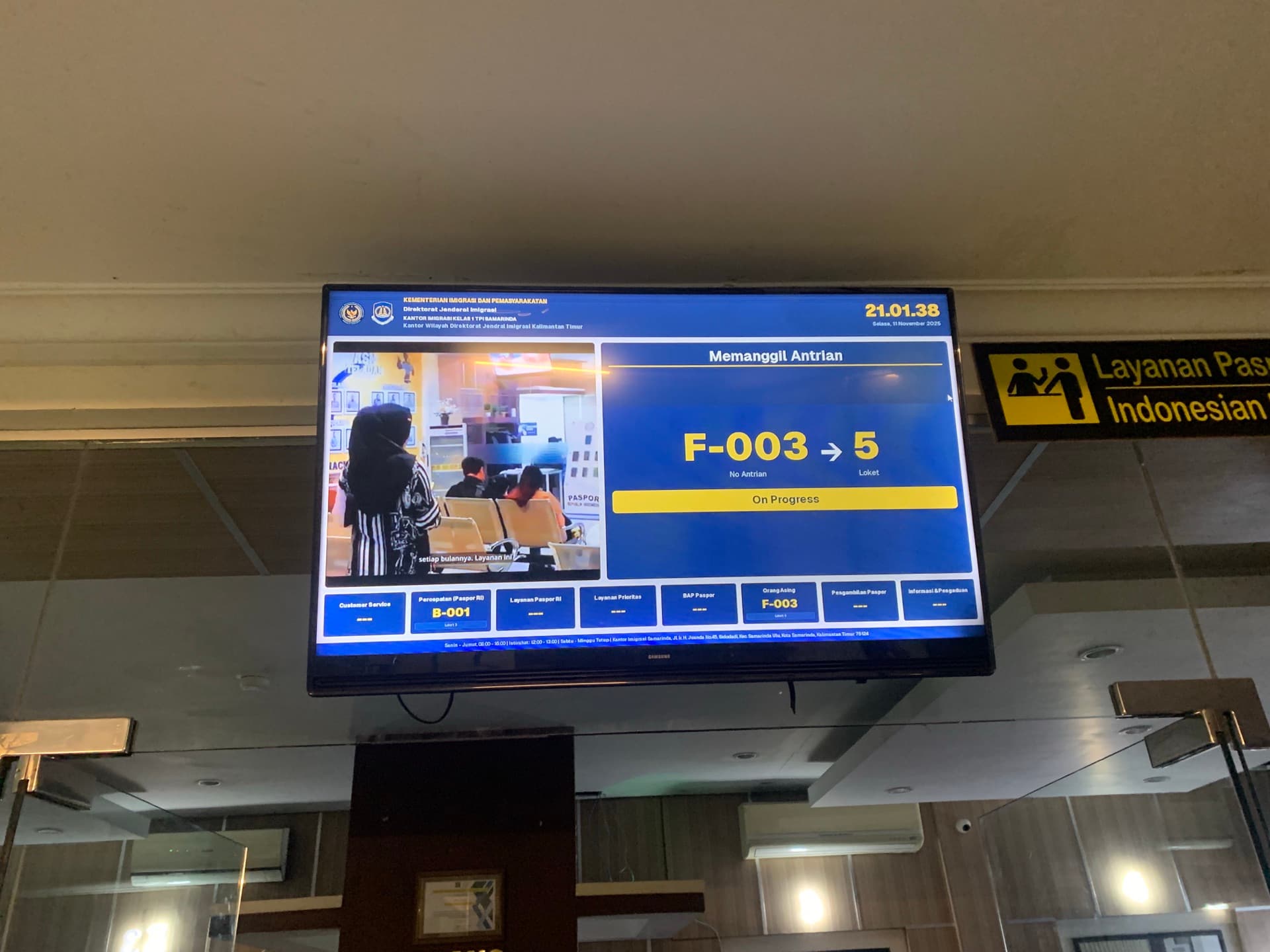 Picture of a party with confetti